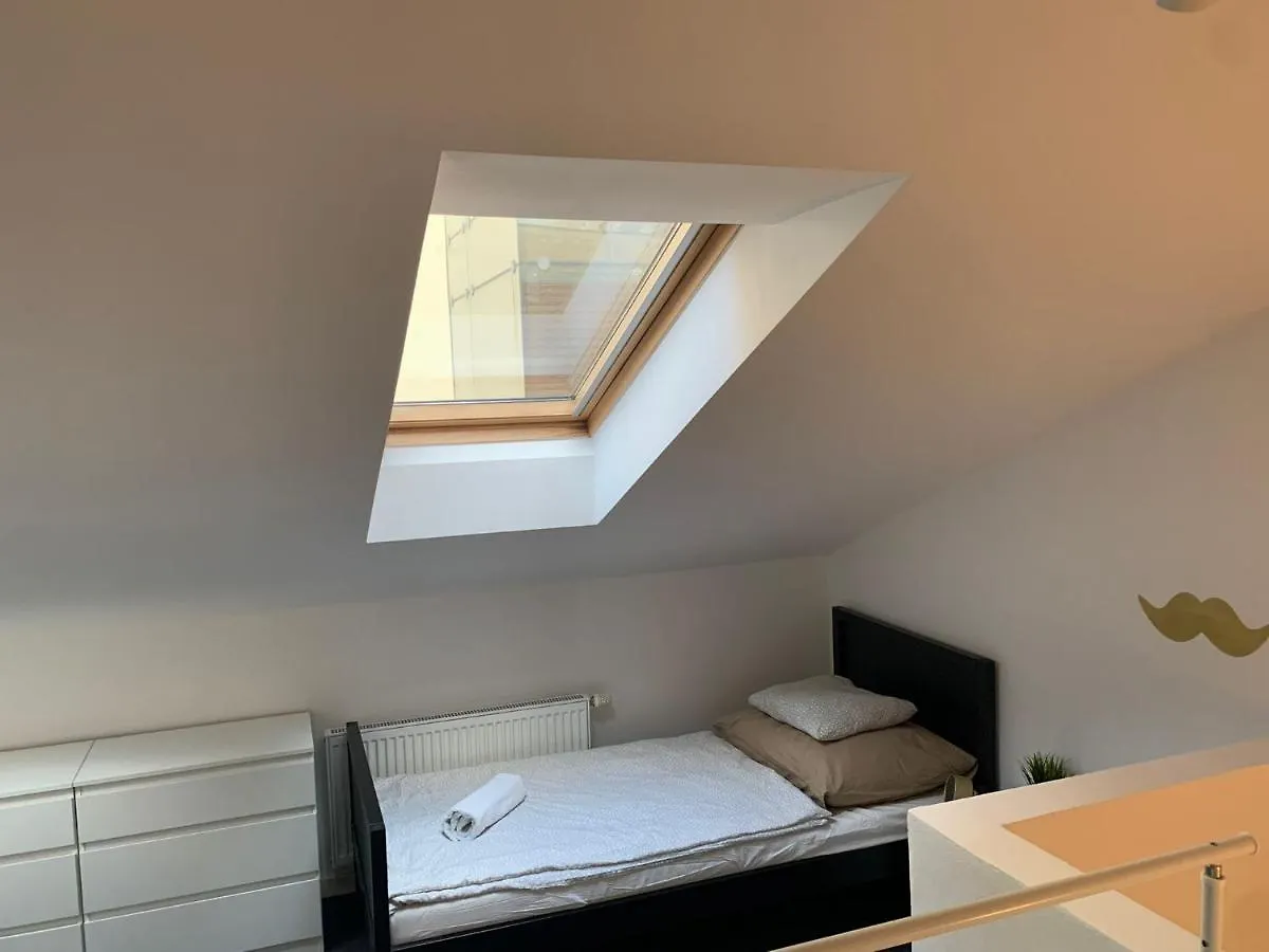 Little Tom Apartments براغ جمهورية التشيك